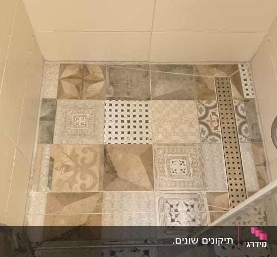 ריצוף מעוצב במקלחת עם אריחים מגוונים